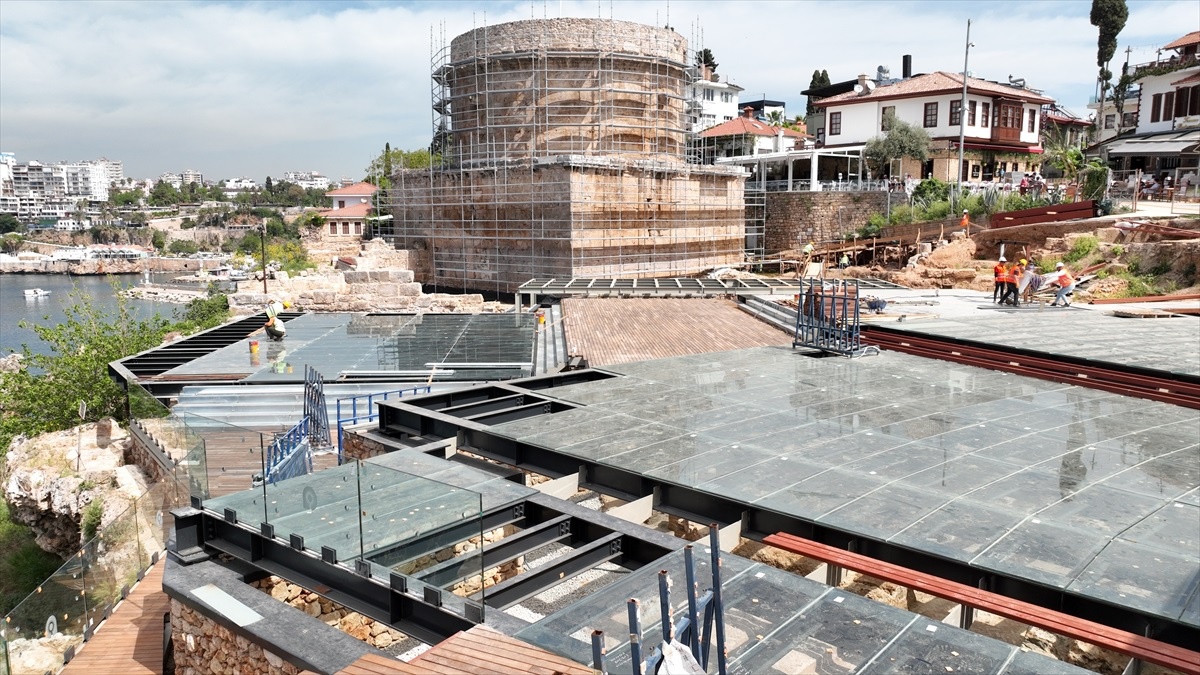 Antalya Hıdırlık Kulesi\'nde Arkeolojik Kazıda Sütunlu Bir Yapı Bulundu