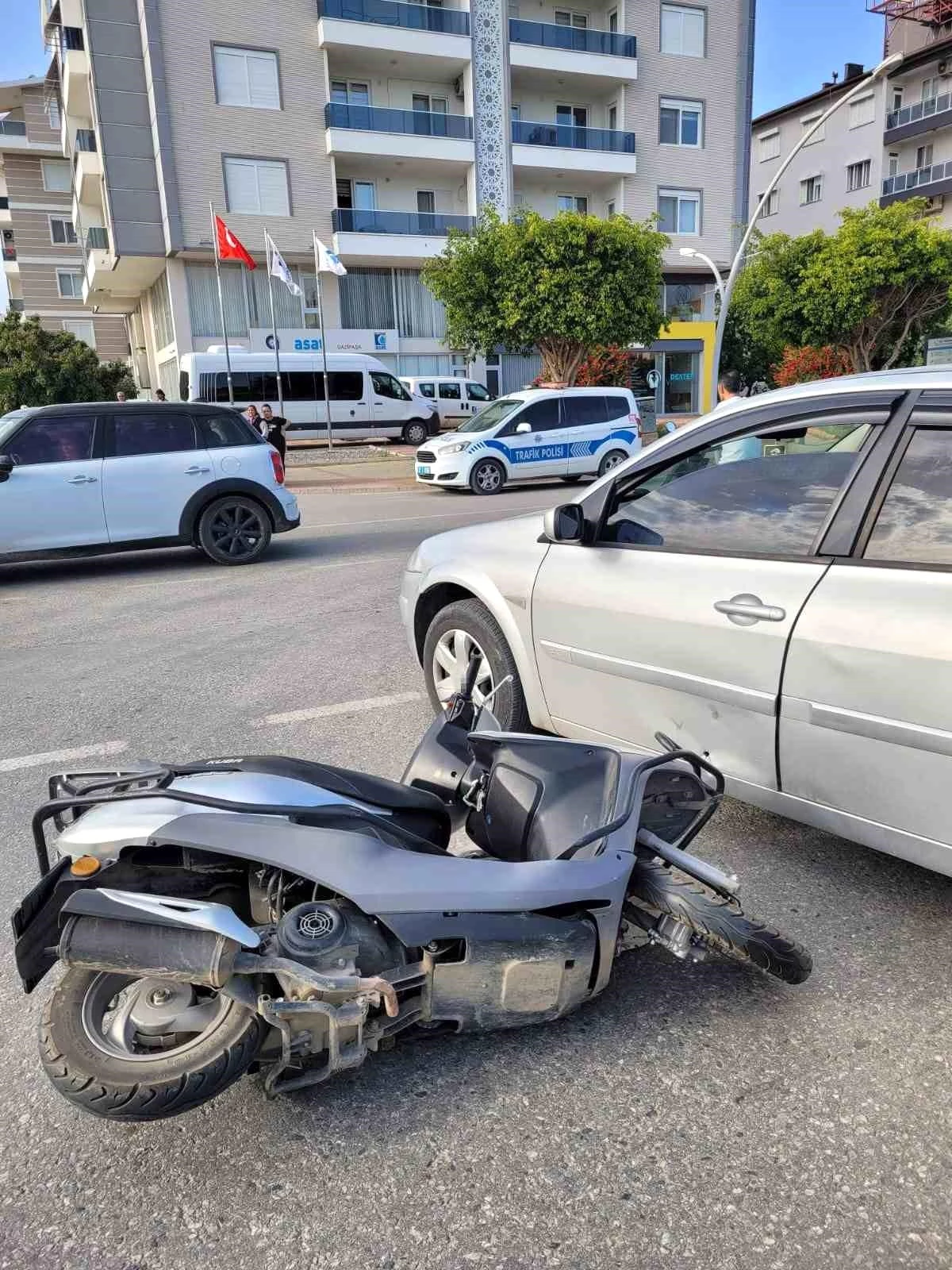Antalya\'da motosikletle otomobil çarpıştı: 1 yaralı