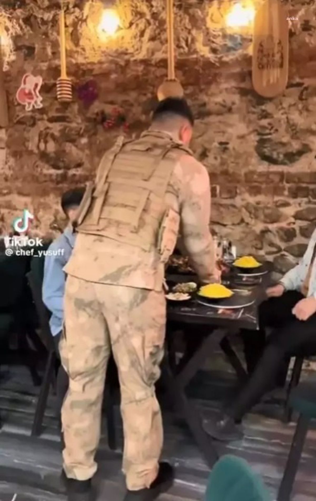 Beyoğlu Belediyesi\'nden asker üniformasıyla servis olayına müdahale