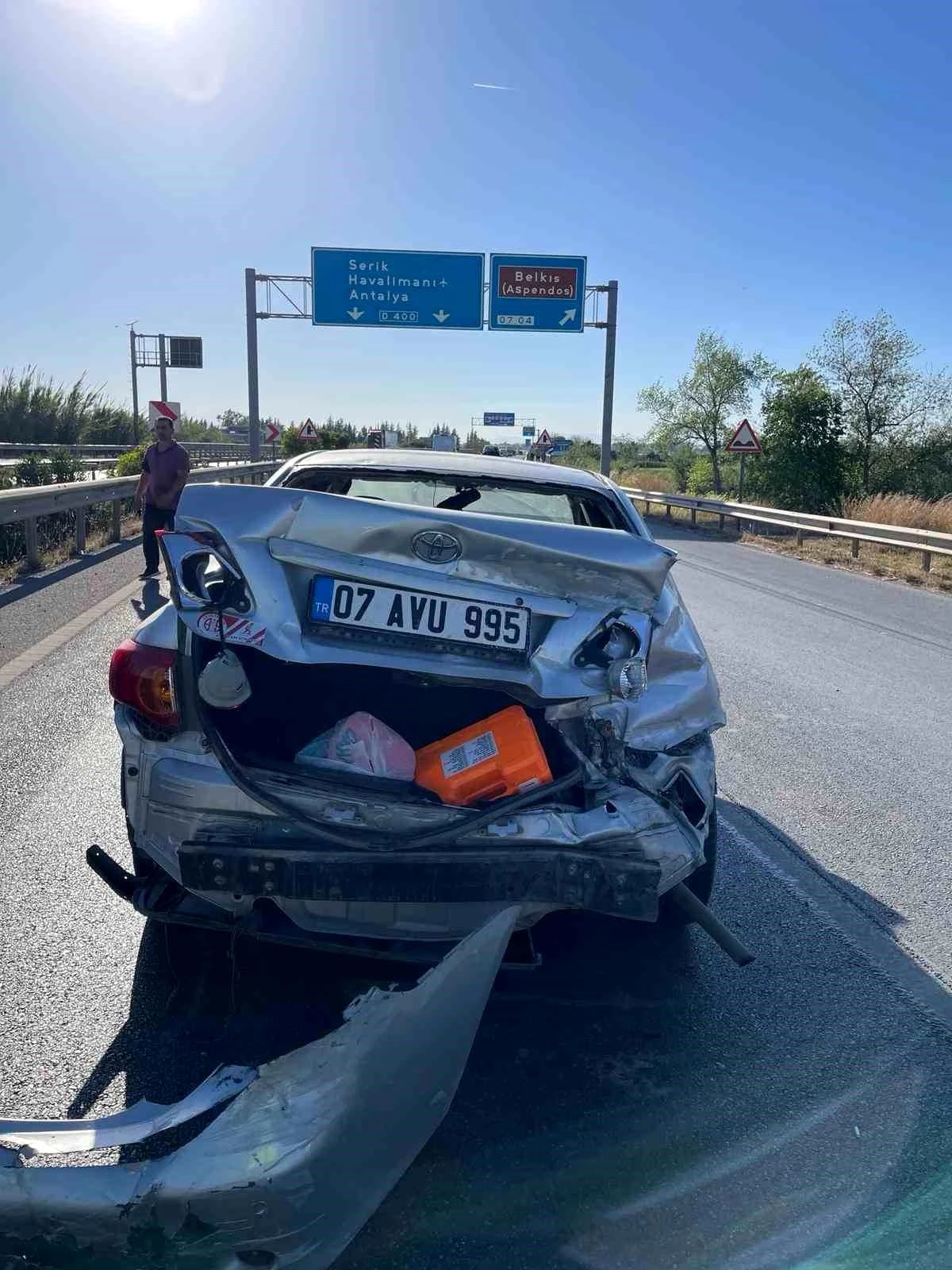 Manavgat\'ta otomobil bariyerlere çarptı: 1 yaralı