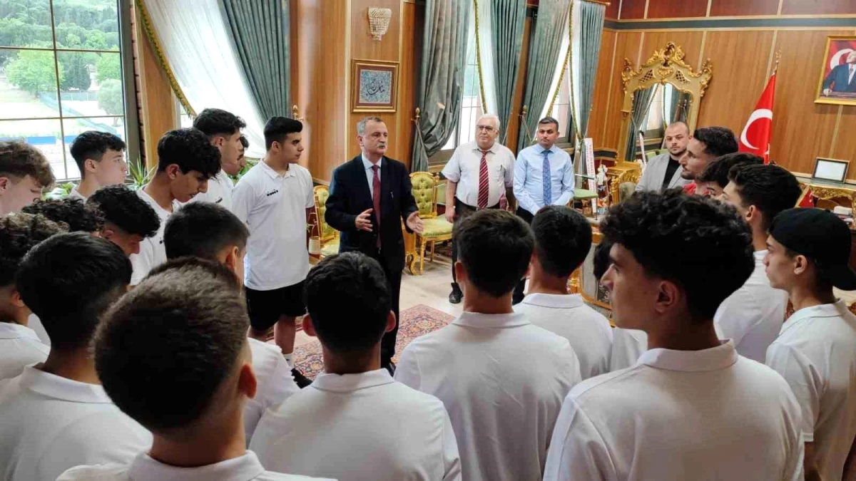 Yunusemre Belediyespor U16 Futbol Takımı Başkanı Ziyaret Etti