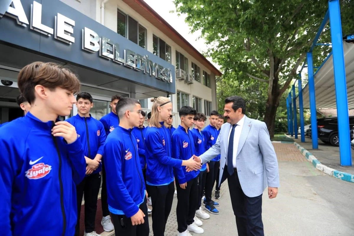 Pamukkale Belediye Başkanı Ali Rıza Ertemur, Dokuzkavaklarspor U16 takımını Türkiye Şampiyonası\'na uğurladı