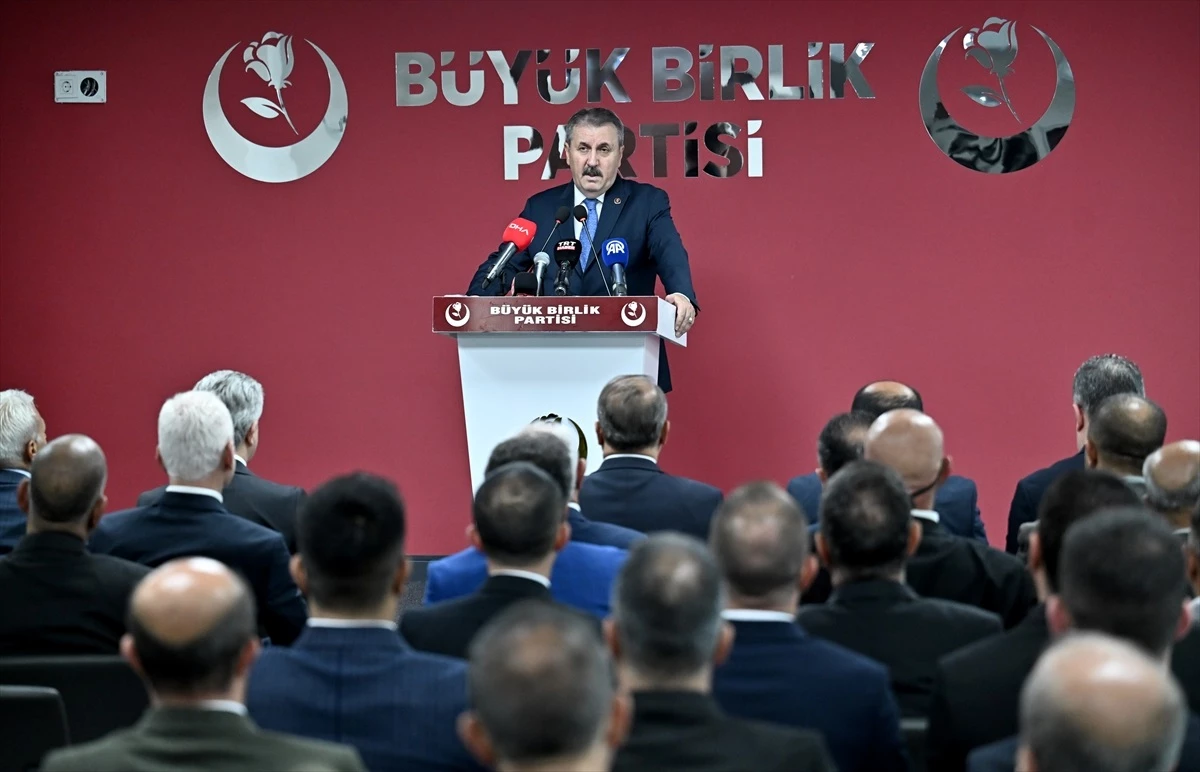 BBP Başkanı Mustafa Destici\'den Özgür Özel\'e tebrik: Hakkını vermek lazım