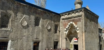 Bitlis Valiliği tarafından hayata geçirilen 'İlimizi Tanıyalım' projesi kapsamında öğrenciler kentin tarihi ve doğal güzelliklerini keşfediyor