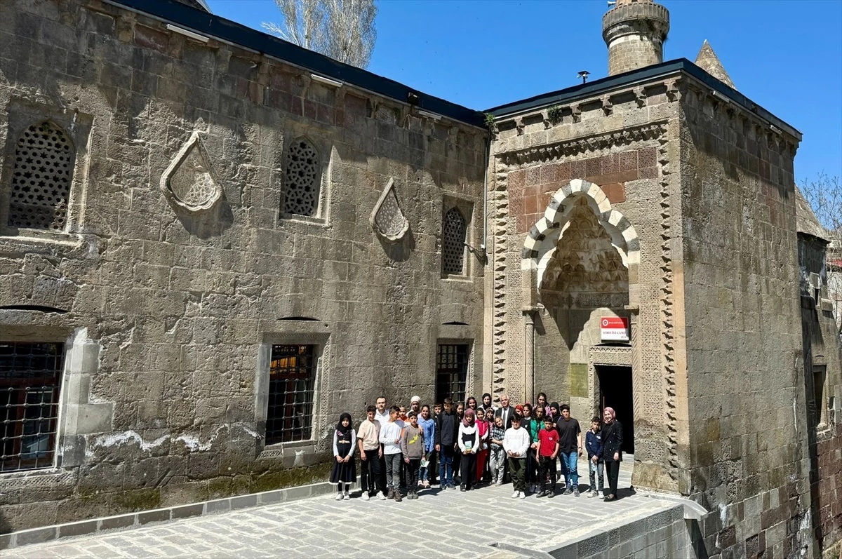 Bitlis Valiliği tarafından hayata geçirilen \'İlimizi Tanıyalım\' projesi kapsamında öğrenciler kentin tarihi ve doğal güzelliklerini keşfediyor