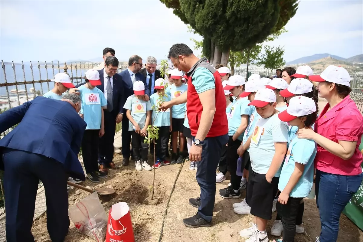 Bodrum\'da "Okuldaki Çiftlik" projesiyle öğrenciler meyve fidanları dikti