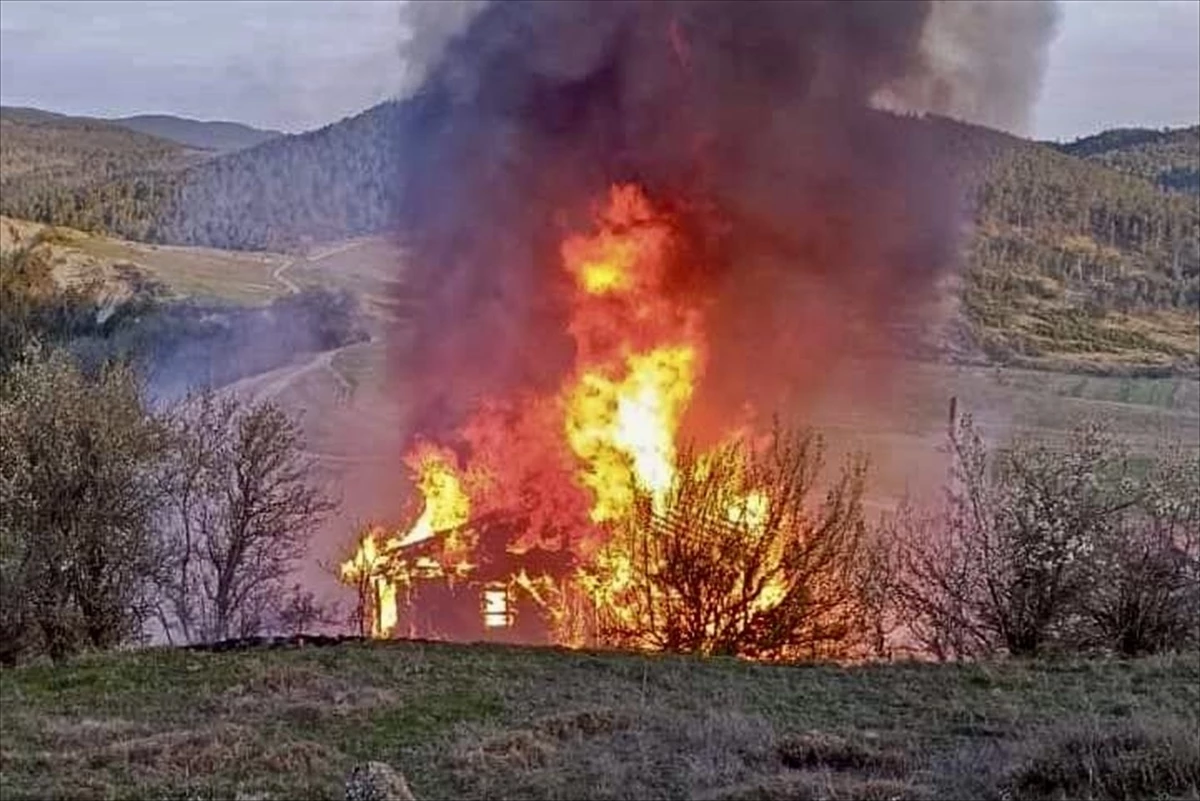 Sinop\'un Boyabat ilçesinde çıkan yangında ev kullanılamaz hale geldi