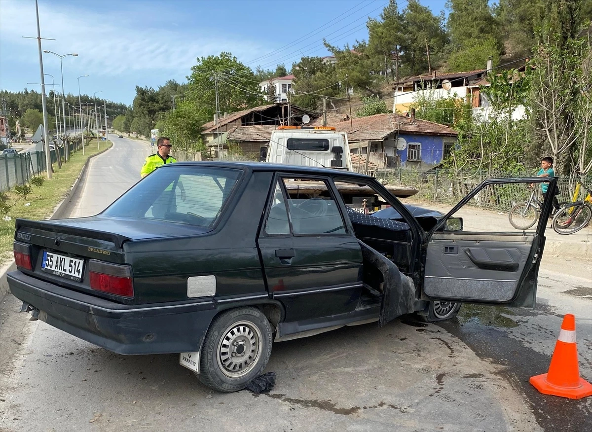 Sinop\'un Boyabat ilçesinde otomobil devrildi, 2 kişi yaralandı