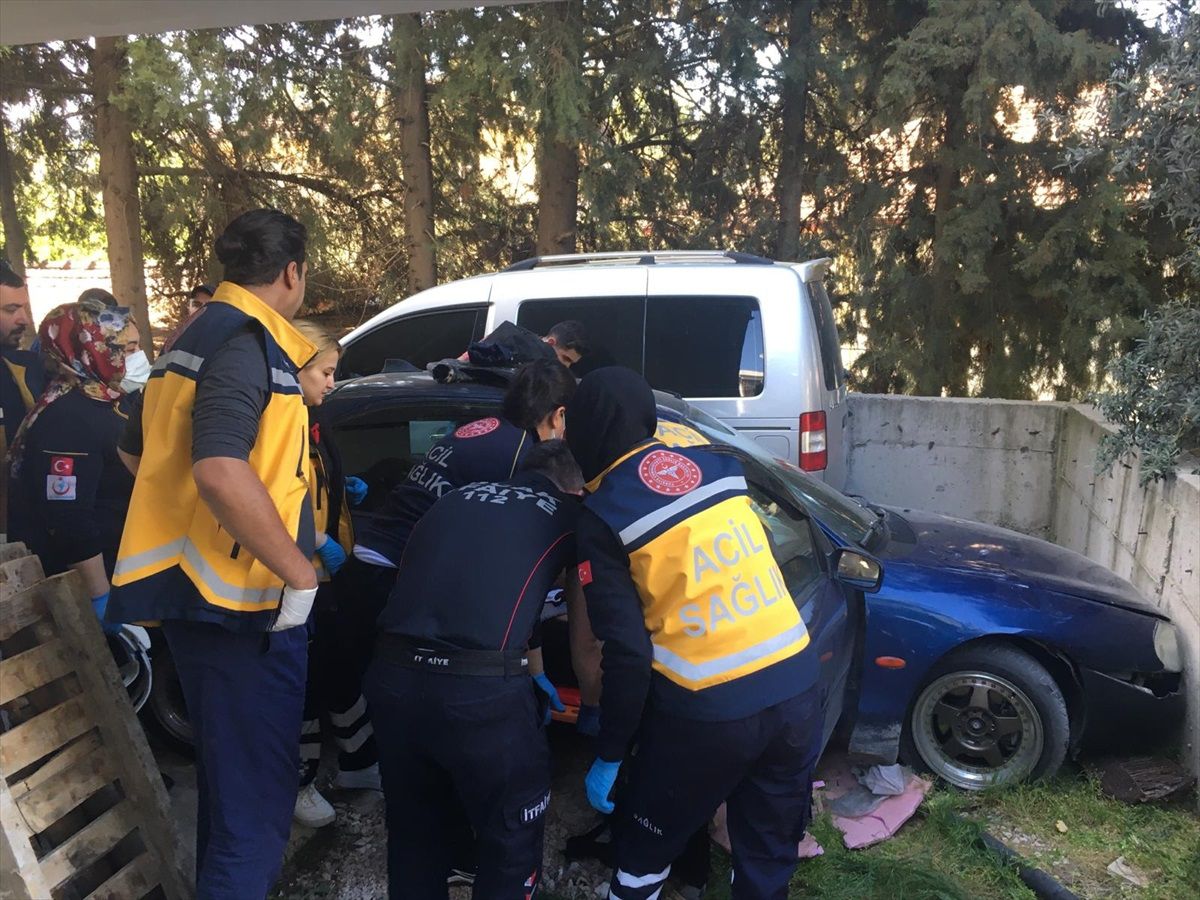 Burdur\'un Bucak ilçesinde otoparkta duvara çarpan otomobilde sıkışan sürücü yaralandı