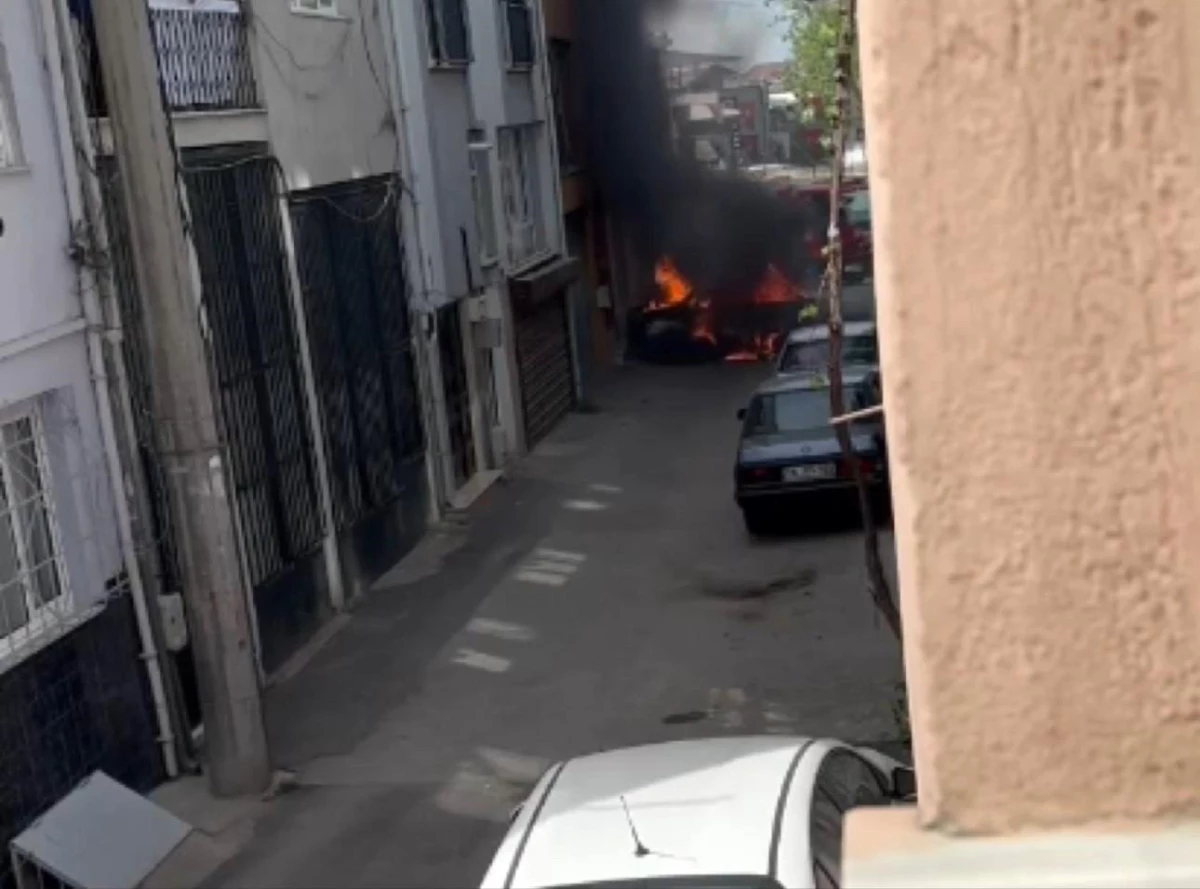 Bursa\'da Sokak Ortasında Otomobil Alev Alev Yandı