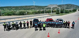 Çeşme'de Bayram Tatili: 35 Kişi Yakalandı, 8 Bin 960 Araç Kontrol Edildi