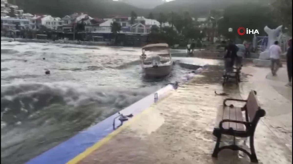 Datça\'da fırtınanın etkisi: Tekneler büyük tehlike atlattı