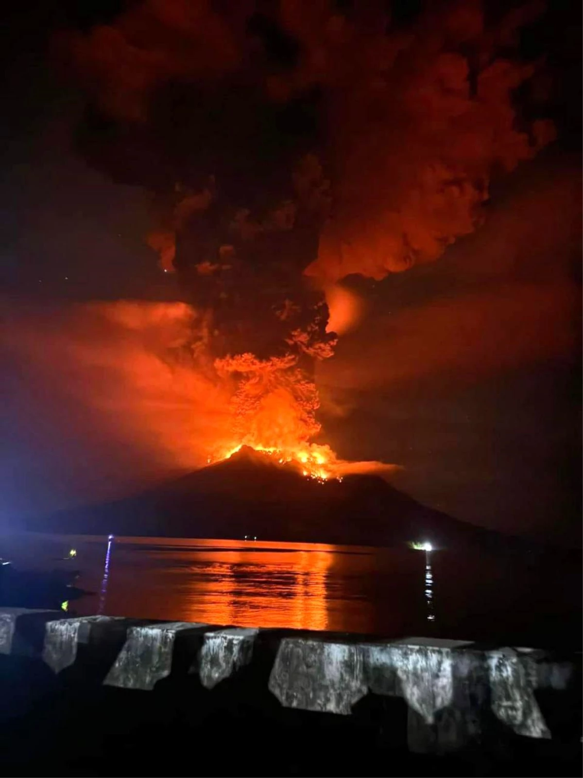 Endonezya\'daki Ruan Yanardağı\'nda Patlama: 838 Kişi Tahliye Edildi