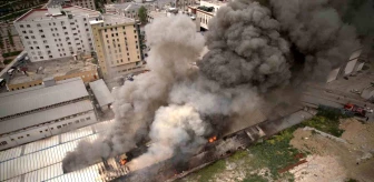 Esenyurt'ta bir fabrikada yangın çıktı, alevler dron ile görüntülendi