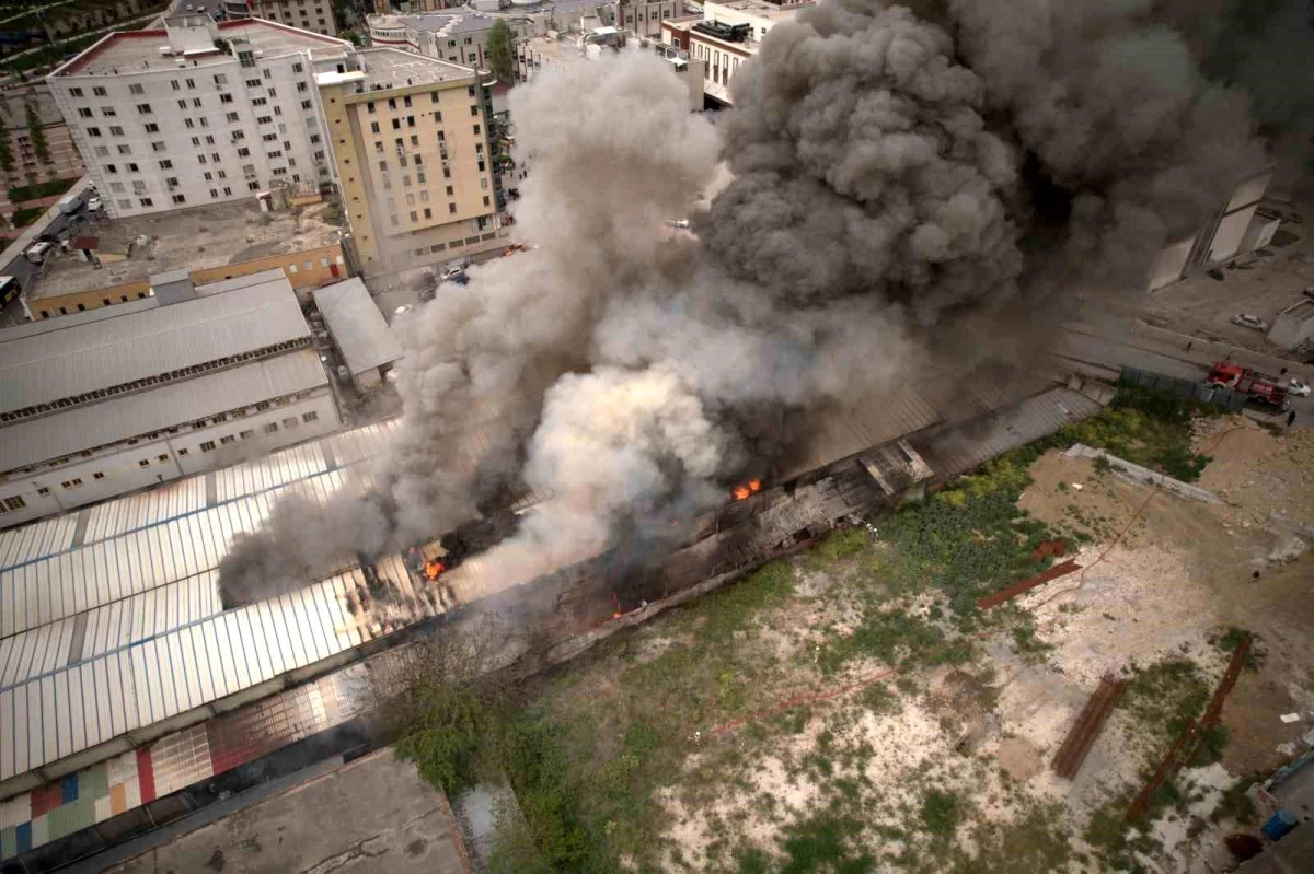 Esenyurt\'ta bir fabrikada yangın çıktı, alevler dron ile görüntülendi