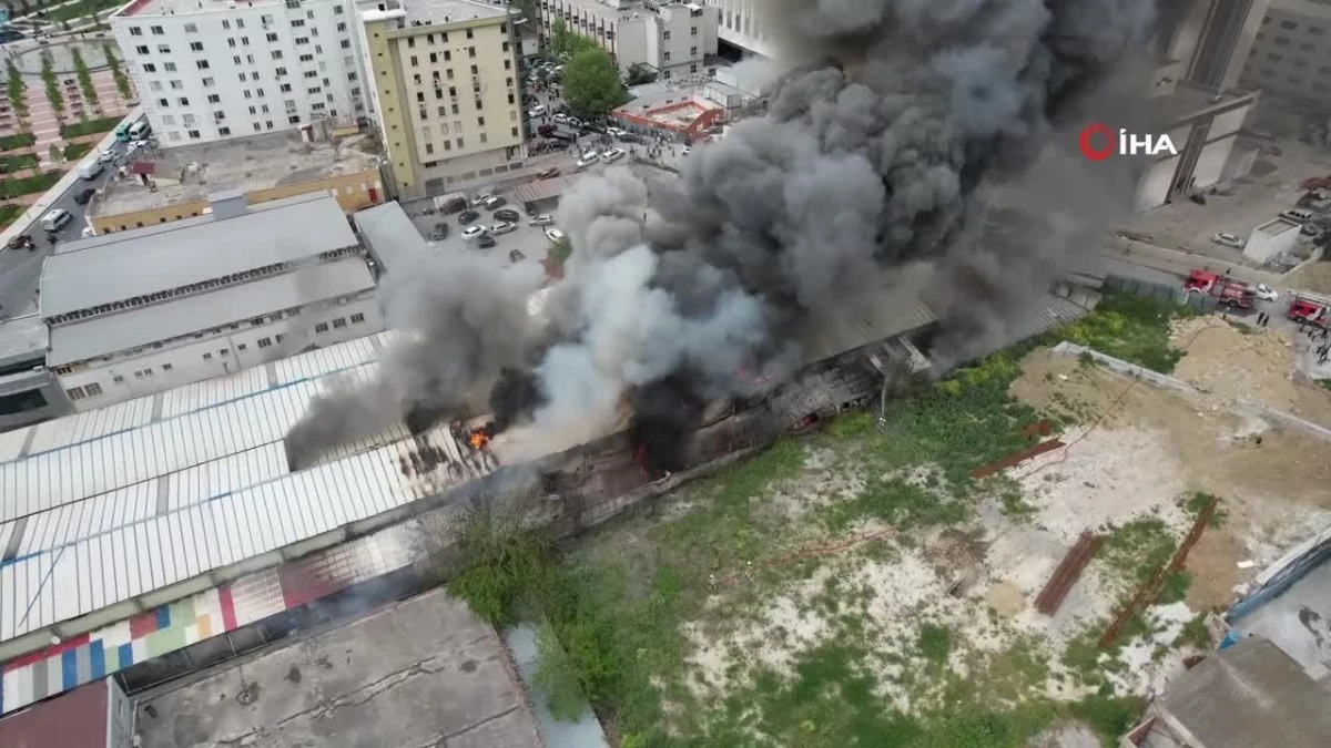 Esenyurt\'ta fabrika yangını dron ile görüntülendi