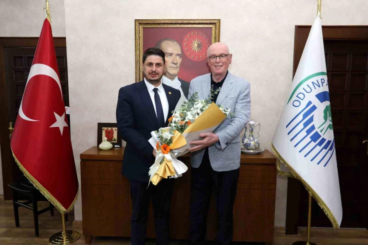 Eskişehirspor Yönetim Kurulu Odunpazarı Belediye Başkanı Kazım Kurt\'u ziyaret etti