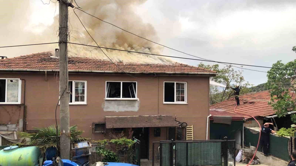 Gemlik\'te bir evin çatısı alev alev yandı, 2 kişi hastaneye kaldırıldı