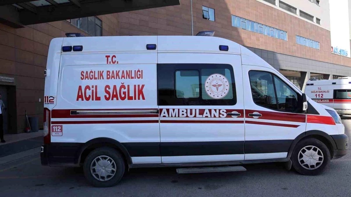 Elazığ\'da forklifti tamir etmek isterken altında kalan işçi ağır yaralandı