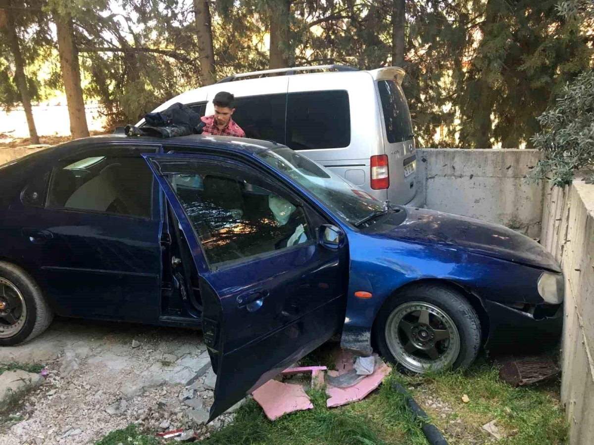 Bucak\'ta Araba Kazası: Yabancı Uyruklu Şahıs Duvara Çarptı