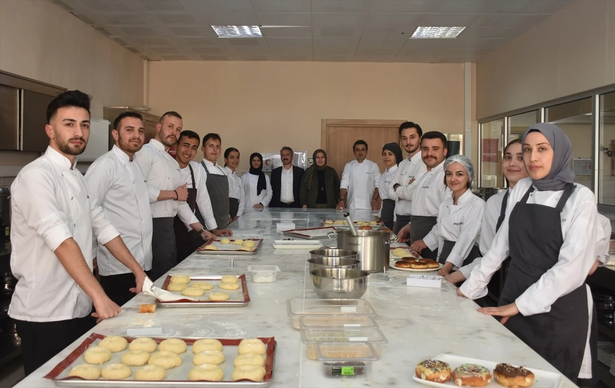 Gümüşhane Üniversitesi Gastronomi ve Mutfak Sanatları Bölümü öğrencileri uygulamalı eğitim alıyor