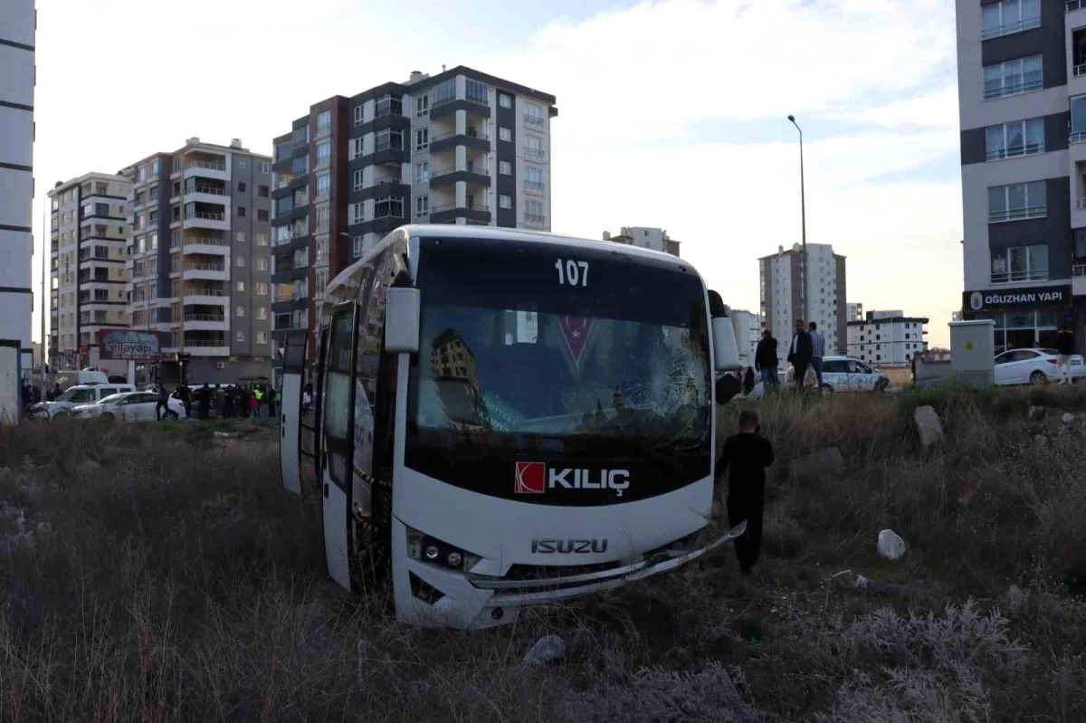 Kayseri\'de işçi servisi kaza sonucu tarlaya uçtu: 1 ölü, 5 yaralı