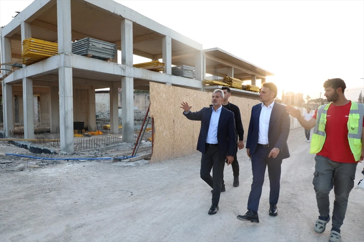 Hatay Büyükşehir Belediye Başkanı Mehmet Öntürk, Tarihi Uzun Çarşı\'da esnafı ziyaret etti