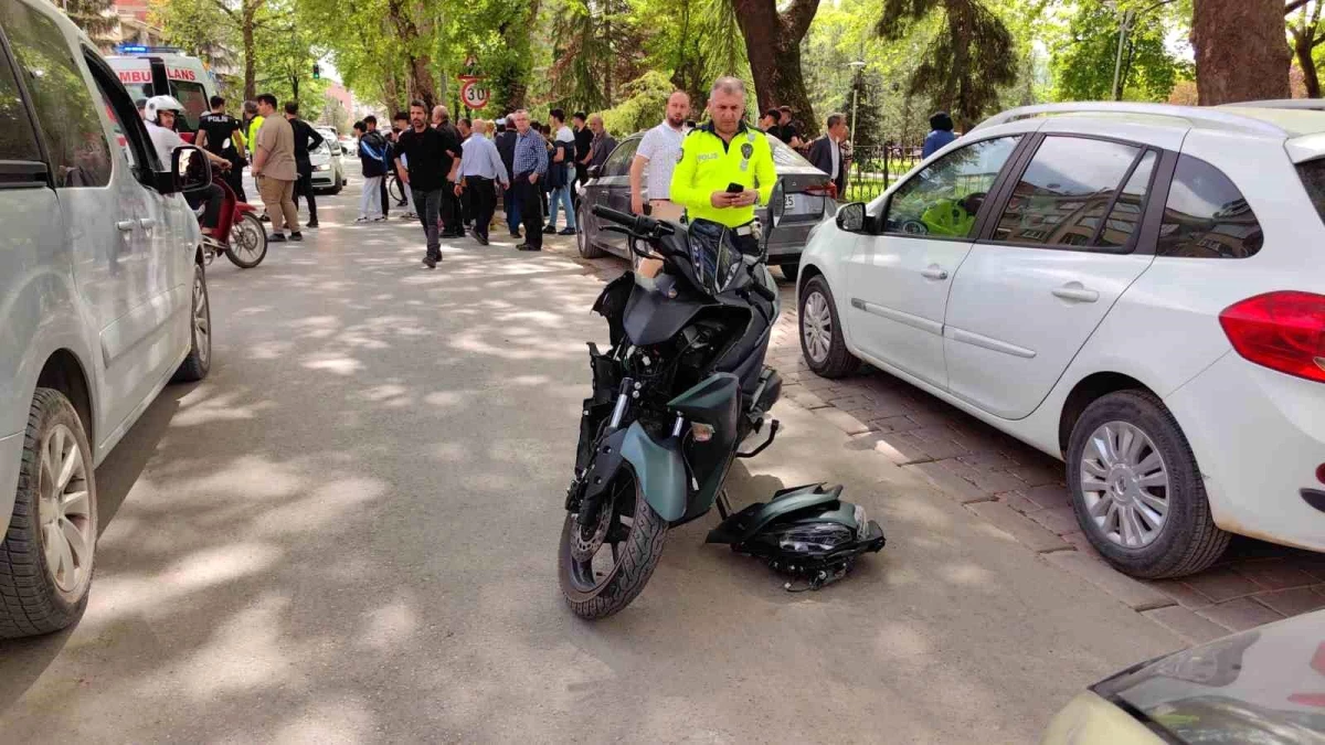 İnegöl\'de Motosikletler Kafa Kafaya Çarpıştı: 2 Yaralı