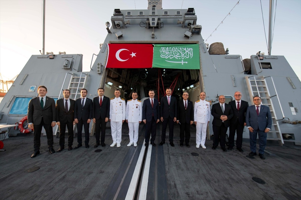 TCG Kınalıada, Suudi Arabistan\'ın Cidde Limanını Ziyaret Etti