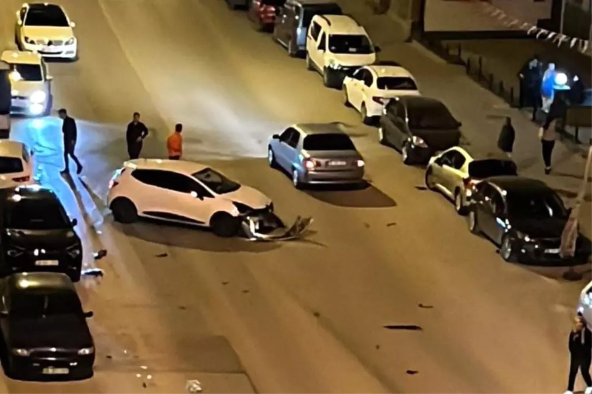 Kayseri Develi\'de 3 aracın karıştığı kaza güvenlik kamerasına yansıdı