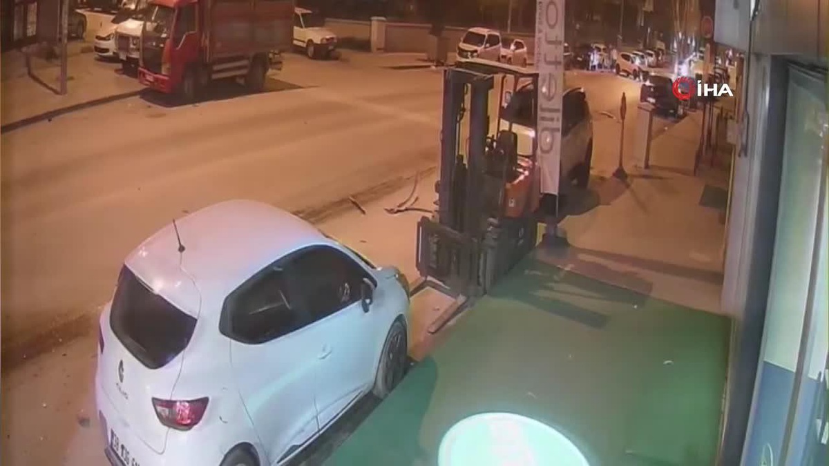 Kayseri\'de 3 aracın karıştığı kaza kamerada