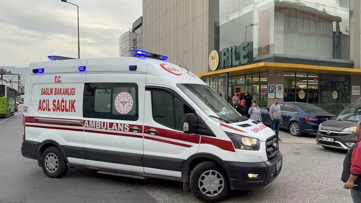 Düzce\'de itfaiye binası önünde otomobilin çarptığı şahsa itfaiye erleri müdahale etti