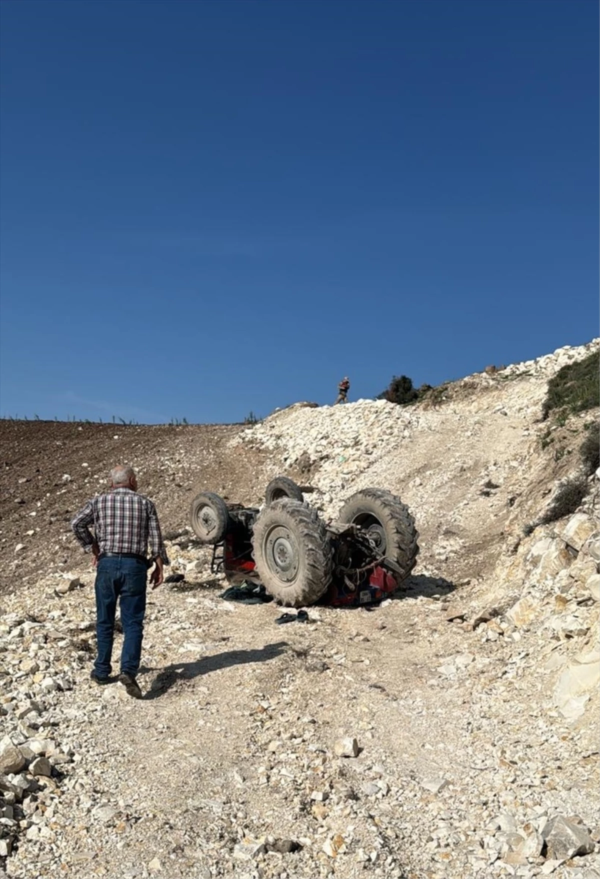 Kilis\'te traktör devrildi, sürücü hayatını kaybetti