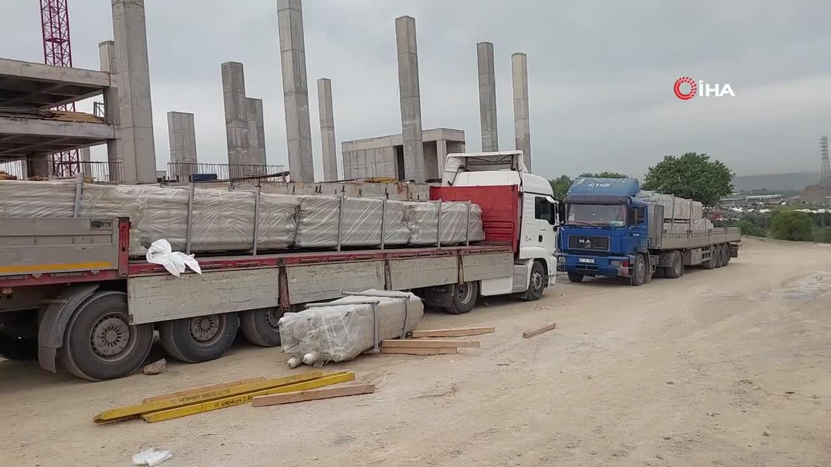 Kocaeli\'nde 1 tonluk demirin altında kalan mühendis hayatını kaybetti