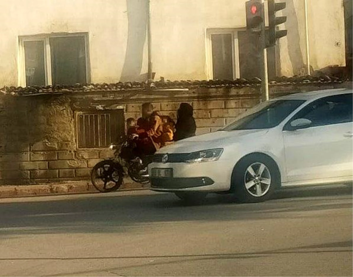 Konya\'da tehlikeli seyahat: 5 kişilik aile motosikletle yola çıktı