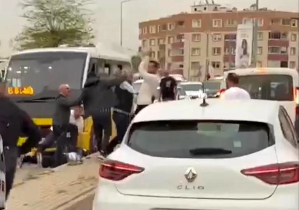 Bursa\'da Yol Verme Kavgası: İki Minibüs Şoförü Yumruklu Sopalı Birbirine Girdi