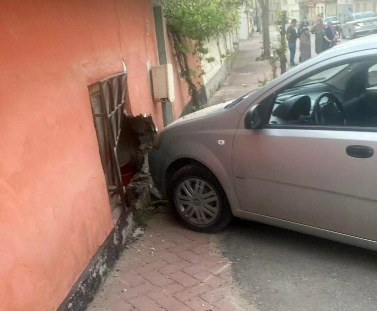 Eskişehir\'de yol ayrımında 2 araç çarpıştı, otomobil evin duvarına çarptı