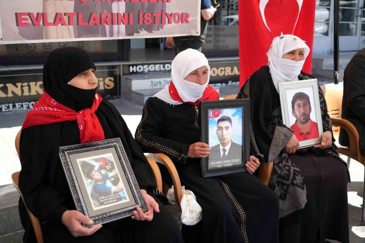 Muş\'ta PKK tarafından kaçırılan çocuklar için aileler oturma eylemi yapıyor