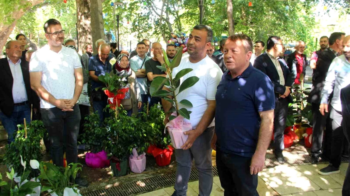 Seçim Sonrası Tebrik Çiçekleri Yardıma Dönüştü