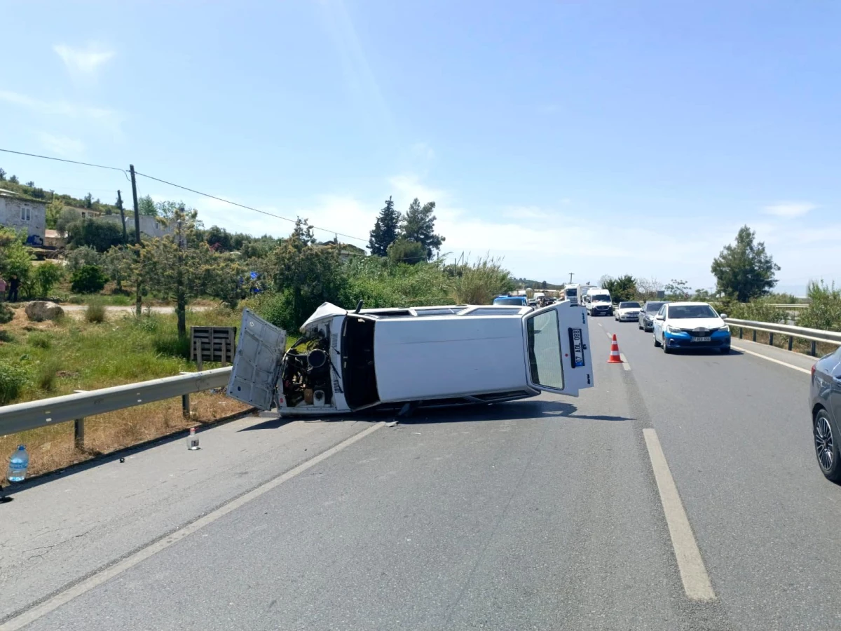Manavgat\'ta otomobil kazası: 1 yaralı