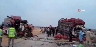 Pakistan'da yolcu otobüsü, tanker ve kamyonet birbirine girdi: 8 ölü