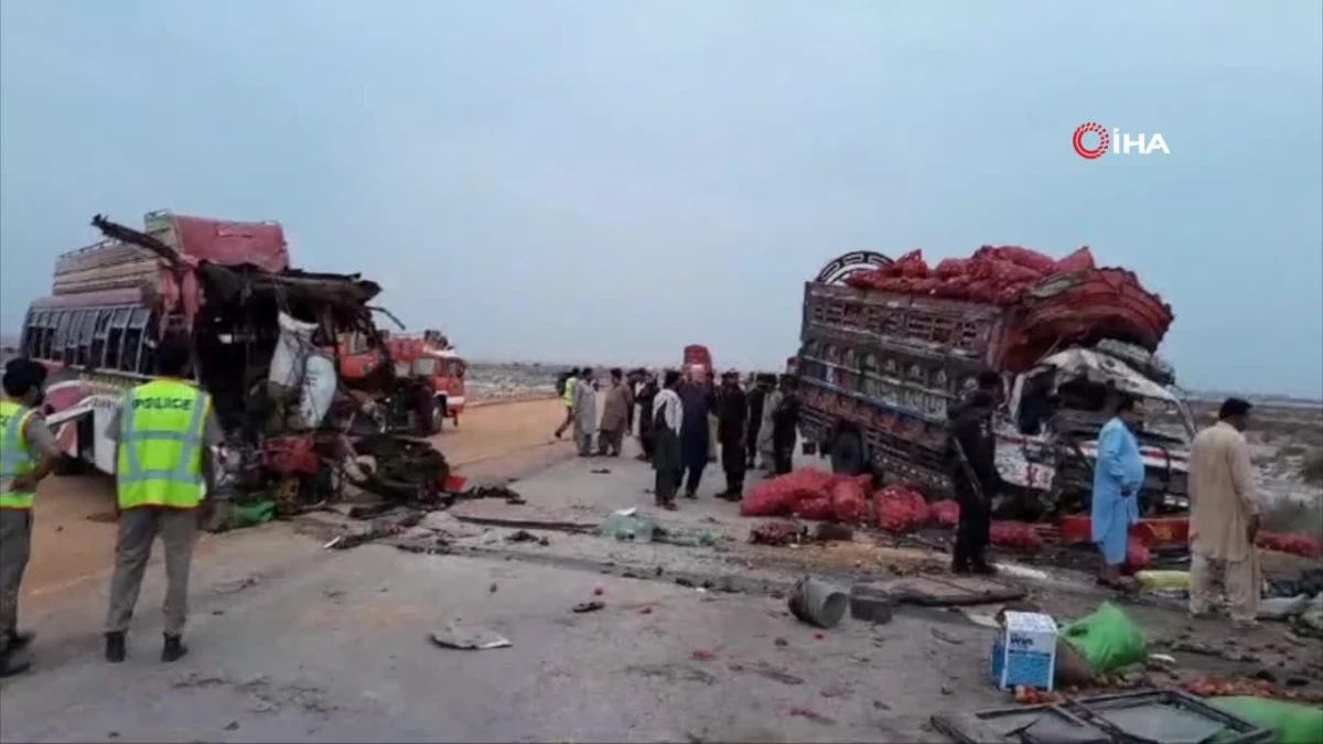 Pakistan\'da yolcu otobüsü, tanker ve kamyonet birbirine girdi: 8 ölü