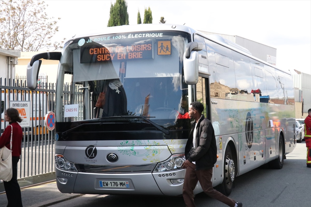 Paris\'te düzensiz göçmenlerin kaldığı binanın tahliyesi tepki çekti