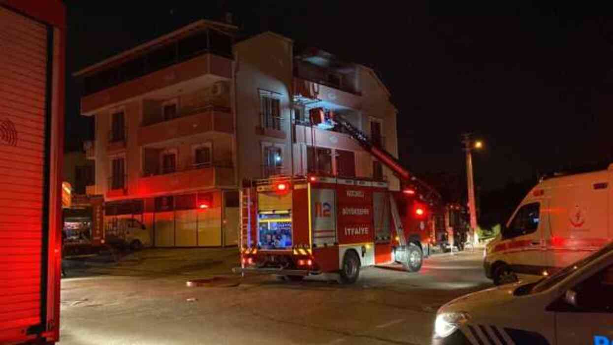 Prize takılı şarjlı süpürge patladı, mahsur kalan ev sahibini itfaiye kurtardı Prize takılı şarjlı süpürge patladı, mahsur kalan ev sahibini itfaiye kurtardı
