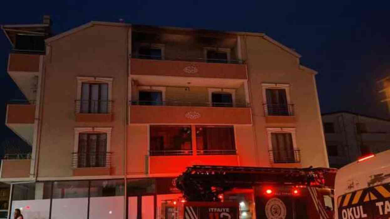 Prize takılı şarjlı süpürge patladı, mahsur kalan ev sahibini itfaiye kurtardı Prize takılı şarjlı süpürge patladı, mahsur kalan ev sahibini itfaiye kurtardı