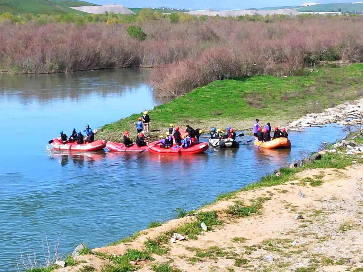 Türkiye Kano Federasyonu Bingöl\'de Rafting Kampı Düzenledi