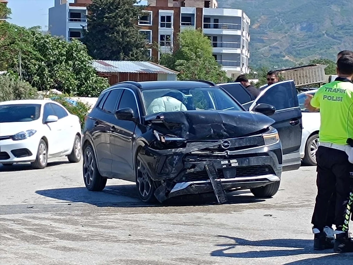 Samandağ\'da İki Otomobil Çarpıştı: İki Sürücü Yaralandı