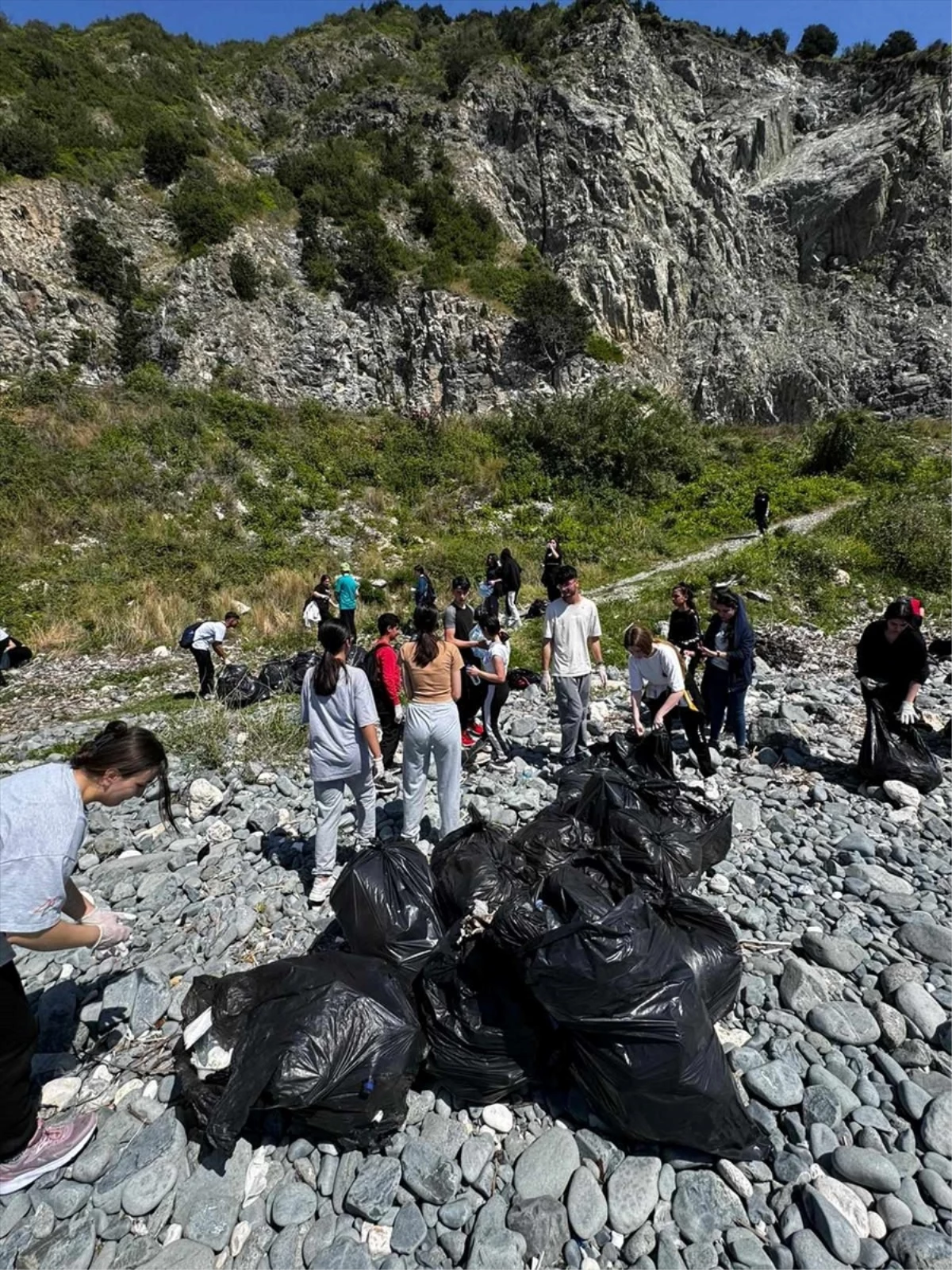 Hatay\'ın Samandağ ilçesinde öğretmen ve öğrenciler sahili çöplerden arındırdı