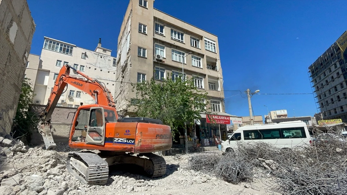 Şanlıurfa\'da depremden etkilenen binaların yıkımı devam ediyor