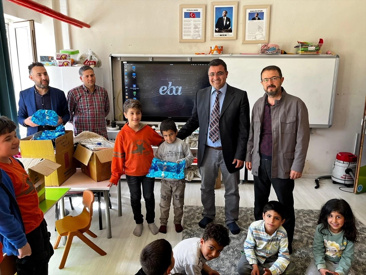 Karaköprü Güzelşehir Şehit Mahmut Tekke Ortaokulu, Kızlar İlkokulu ve Ortaokulu\'na kırtasiye desteği sağladı